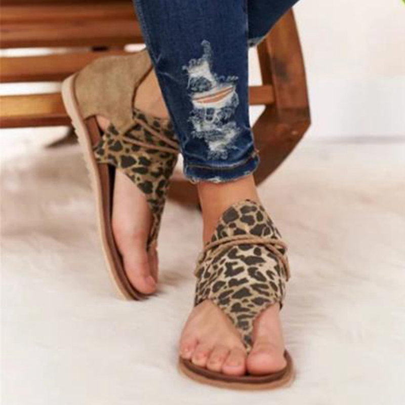 Stilvolle Sandalen mit flacher Sohle und Leopardenmuster